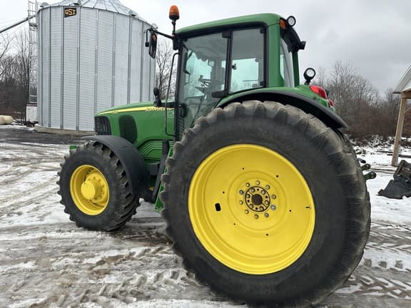 Image of John Deere 7520 equipment image 1