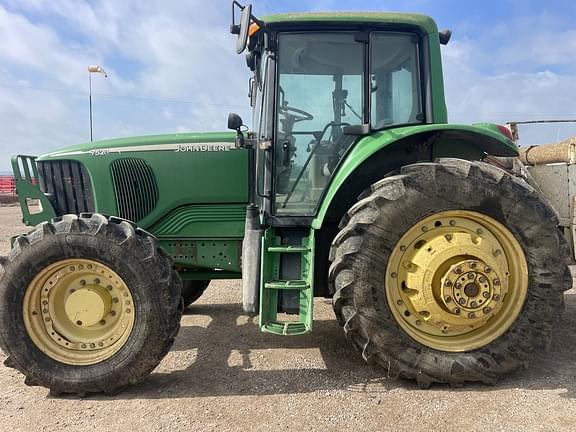 Image of John Deere 7520 equipment image 1