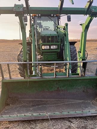 Image of John Deere 7520 equipment image 1