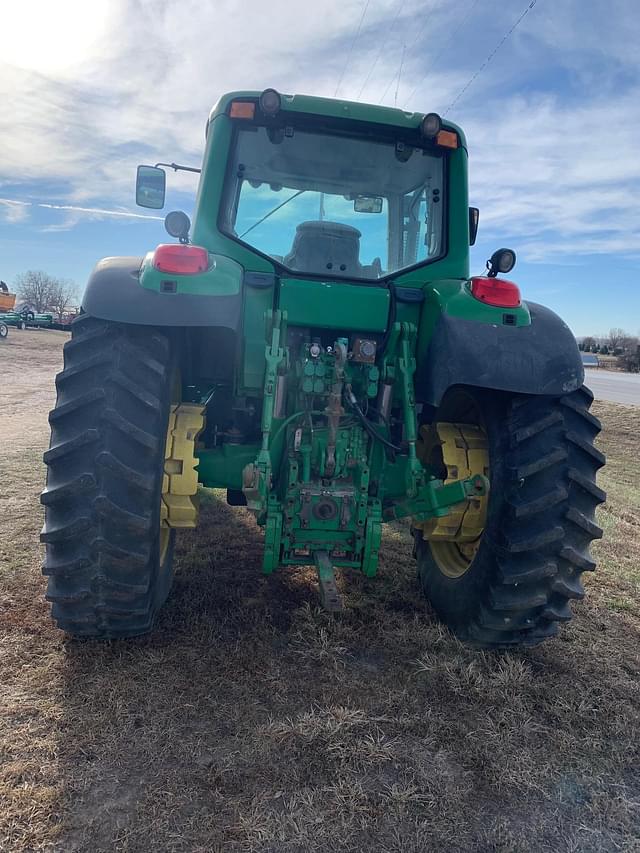 Image of John Deere 7520 equipment image 4