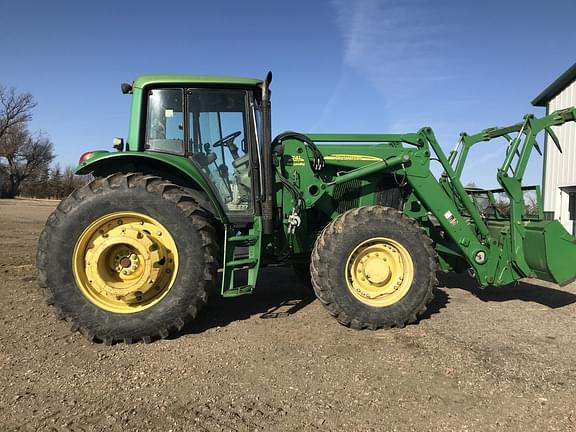 Image of John Deere 7520 equipment image 1