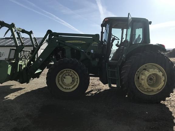 Image of John Deere 7520 equipment image 4