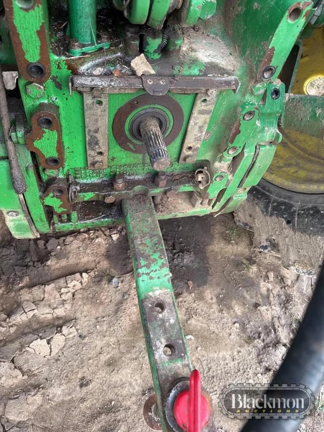 Image of John Deere 7520 equipment image 3