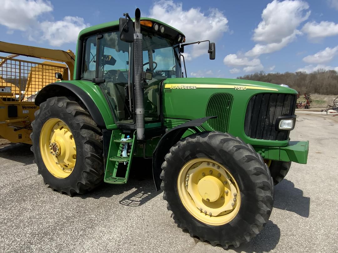 Image of John Deere 7520 Primary image
