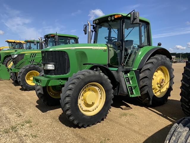 Image of John Deere 7520 equipment image 1