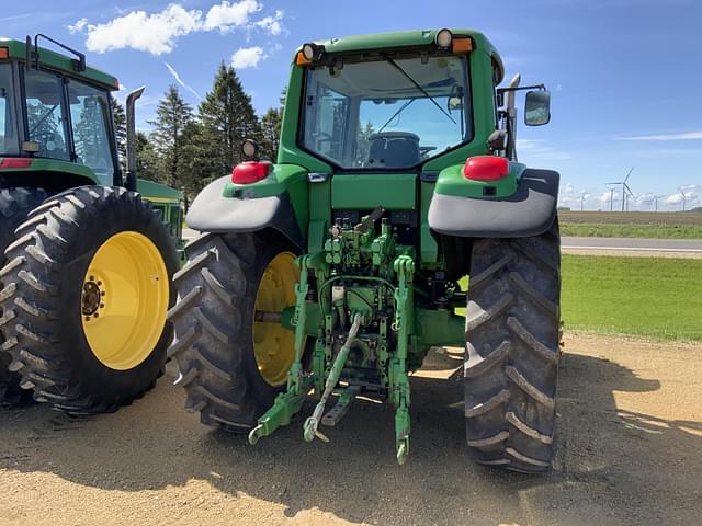 Image of John Deere 7520 equipment image 4