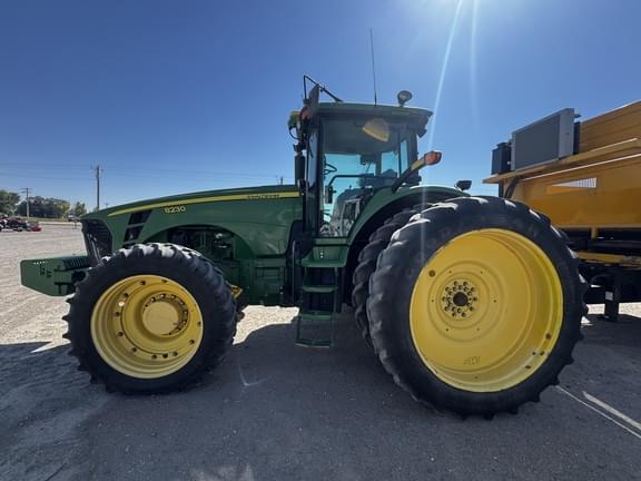 Image of John Deere 8230 equipment image 1