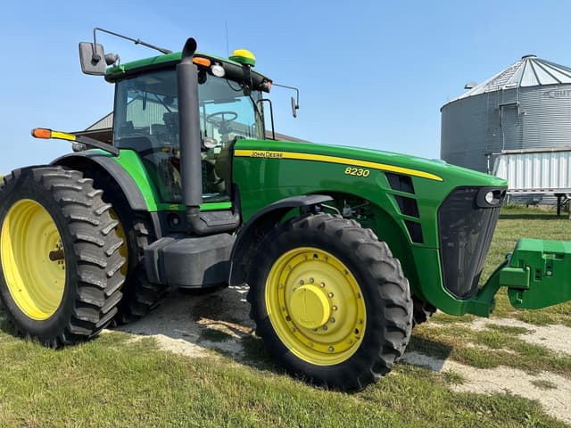 Image of John Deere 8230 equipment image 1