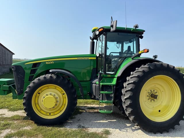 Image of John Deere 8230 equipment image 2