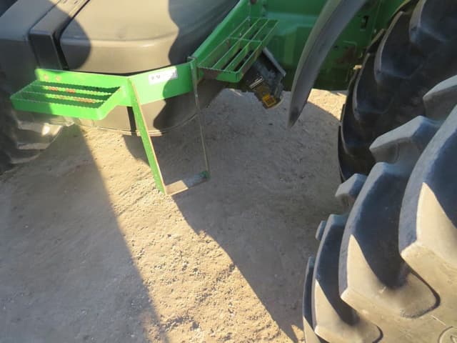 Image of John Deere 8330 equipment image 4