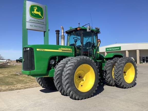 Image of John Deere 9220 equipment image 1