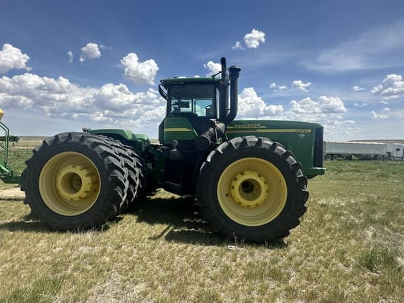 Image of John Deere 9520 equipment image 1