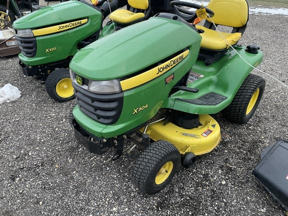 Image of John Deere X304 equipment image 1