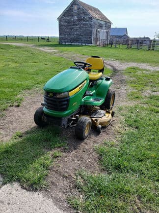 Image of John Deere X324 equipment image 1