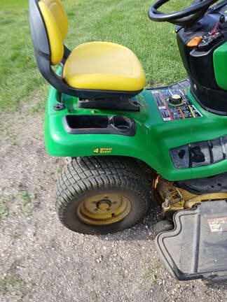Image of John Deere X324 equipment image 3