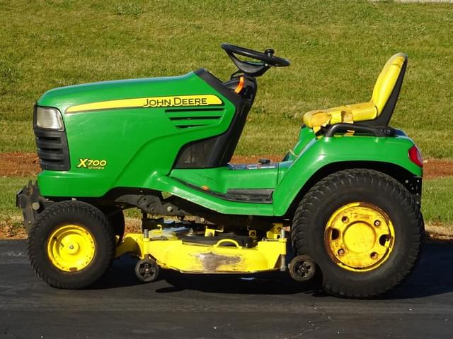 Image of John Deere X700 equipment image 2