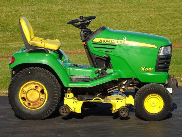 Image of John Deere X700 equipment image 4