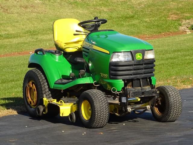 Image of John Deere X700 equipment image 1