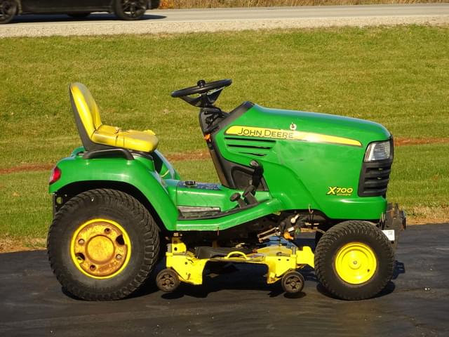 Image of John Deere X700 equipment image 3