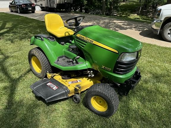 Image of John Deere X700 equipment image 1