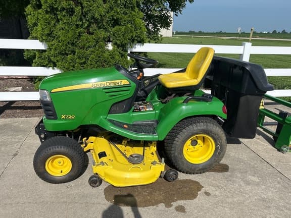 Image of John Deere X720 equipment image 1