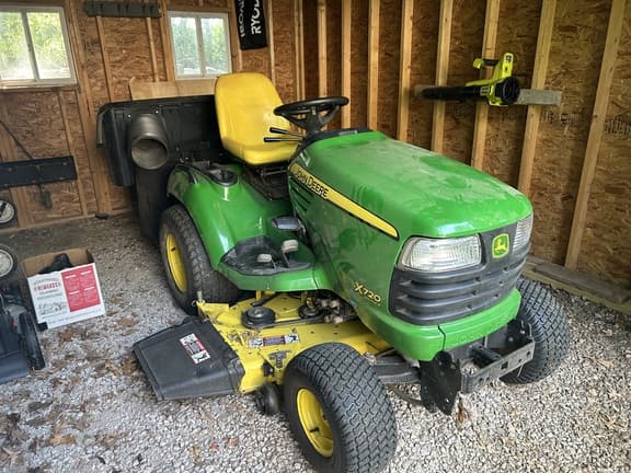 Image of John Deere X720 equipment image 2