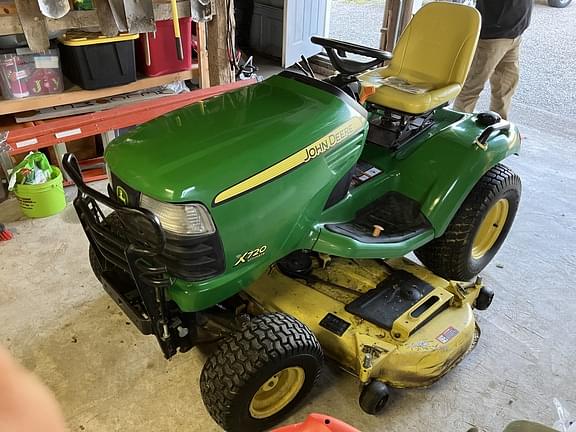 Image of John Deere X720 equipment image 1