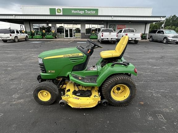 Image of John Deere X720 equipment image 1