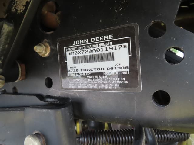 Image of John Deere X720 equipment image 4