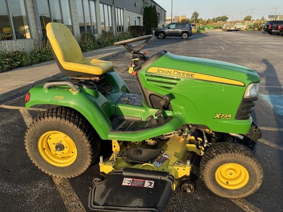 Image of John Deere X724 equipment image 1