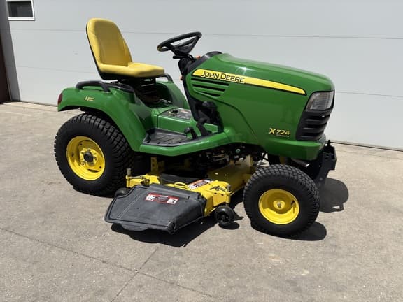 Image of John Deere X724 equipment image 1