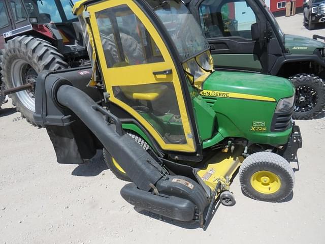 Image of John Deere X724 equipment image 1