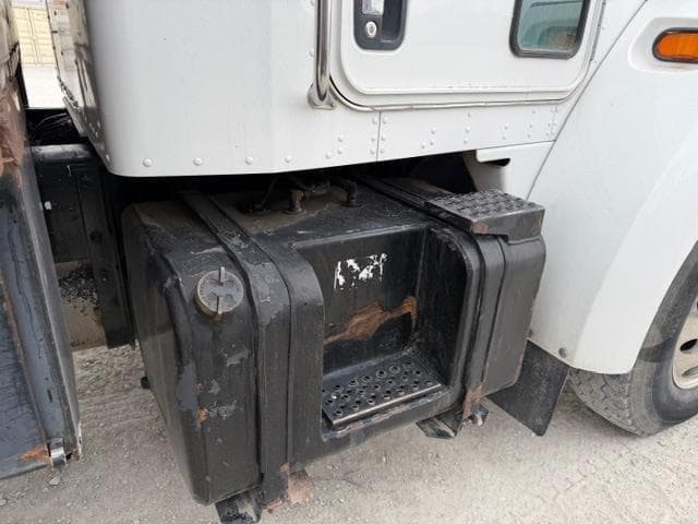 Image of Kenworth T300 equipment image 3