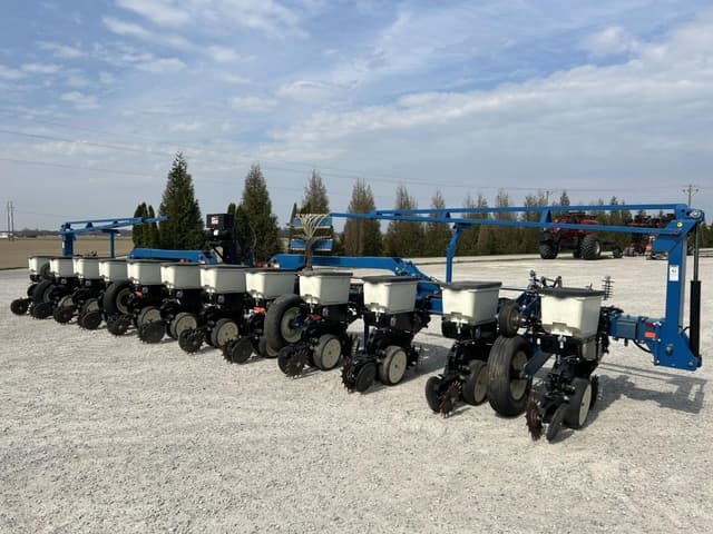 Image of Kinze 3140 equipment image 1