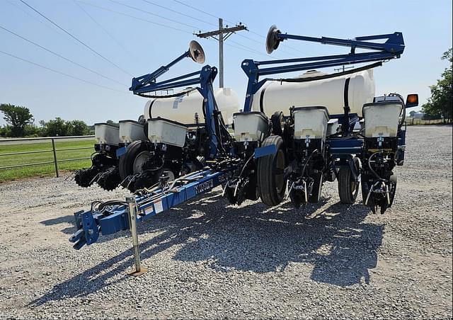 Image of Kinze 3200 equipment image 1