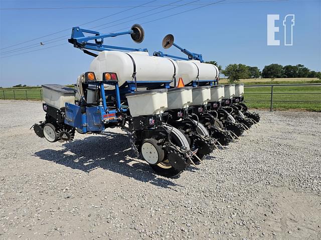 Image of Kinze 3200 equipment image 4