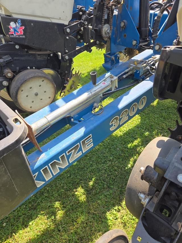 Image of Kinze 3200 equipment image 1