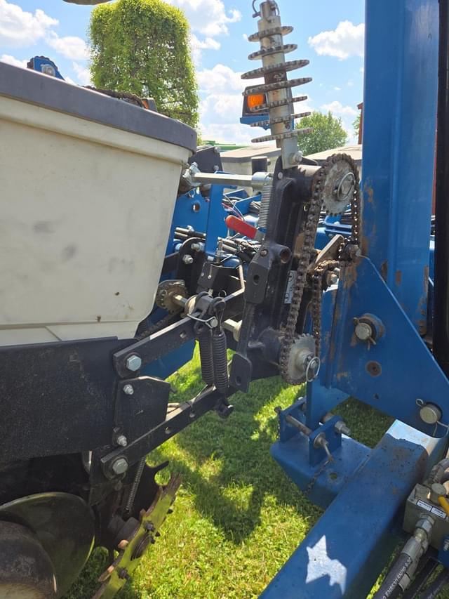 Image of Kinze 3200 equipment image 2