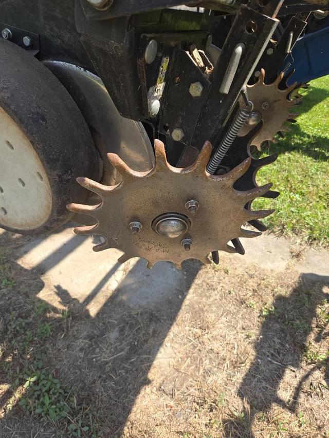 Image of Kinze 3200 equipment image 3