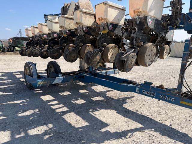 Image of Kinze 3500 equipment image 4
