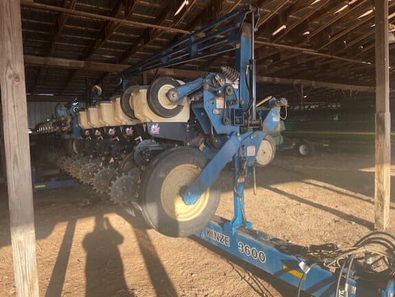 Image of Kinze 3600 equipment image 2