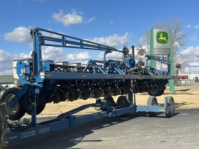 Image of Kinze 3600 equipment image 2