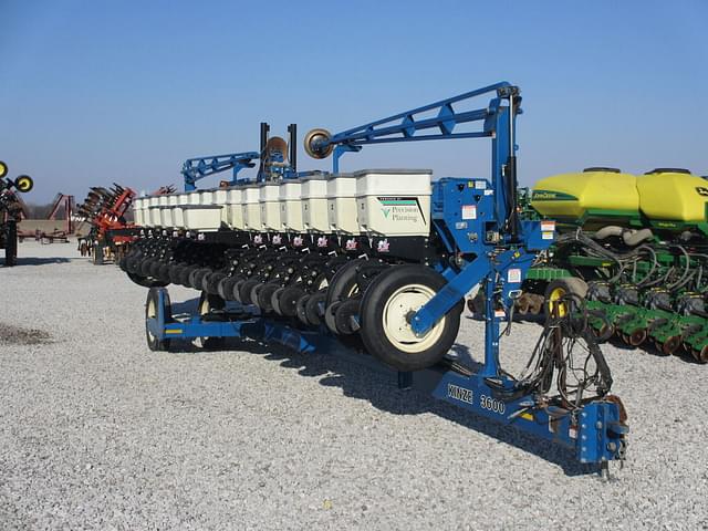 Image of Kinze 3600 equipment image 1