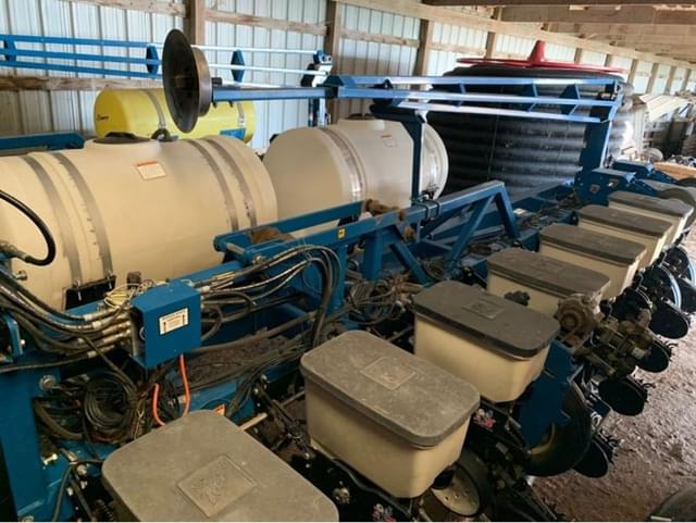 Image of Kinze 3600 equipment image 1