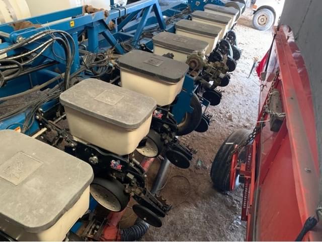 Image of Kinze 3600 equipment image 4