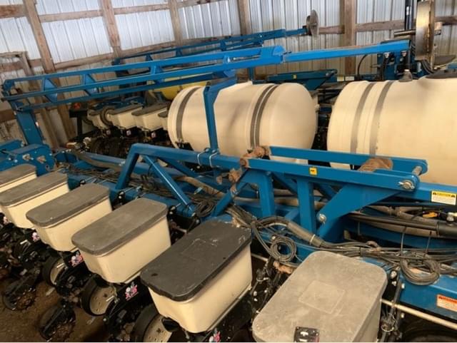 Image of Kinze 3600 equipment image 2