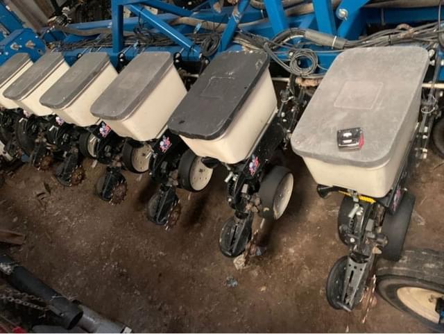 Image of Kinze 3600 equipment image 3