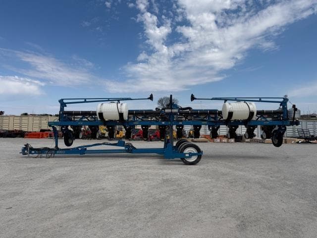 Image of Kinze 3600 equipment image 1