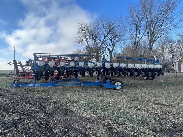 Image of Kinze 3600 equipment image 1