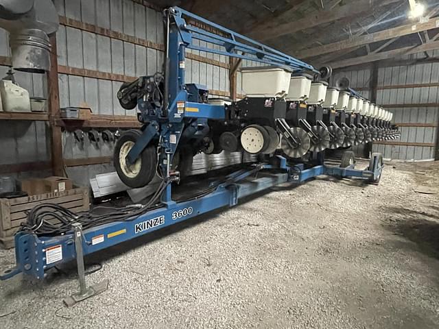 Image of Kinze 3600 equipment image 4